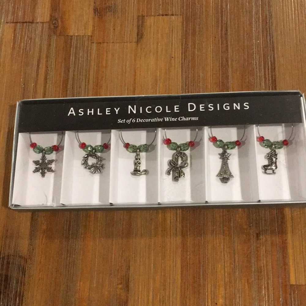 Ashley Nicole designs decorative wine charms set